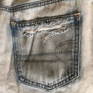 AMERICAN EAGLE DISTRESSED DENIM MOM SHORT SIZE 8
